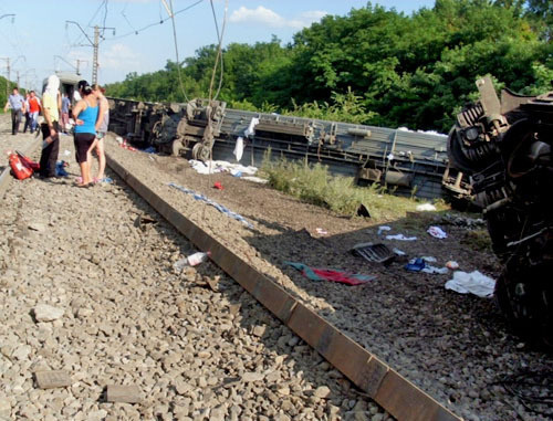 

На месте аварии пассажирского поезда "Новосибирск-Адлер". Краснодарский край, 7 июля 2013 г. Фото: http://www.mchs.gov.ru/ 

