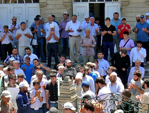 Траурные мероприятия по убитому Ахмеднаби Ахмеднабиеву в мечети на улице Малыгина. Махачкала, 9 июля 2013 г. Фото Патимат Махмудовой для "Кавказского узла"