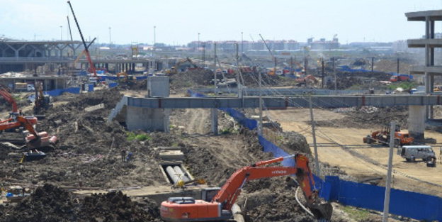 Панорама строительства "Олимпийского парка" в прибрежной зоне Сочи. 27 июня 2013 г. Фото Светланы Кравченко для "Кавказского узла"