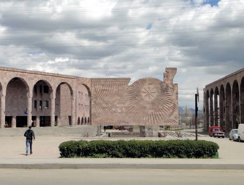 Армения, Спитак, центральная площадь. Фото: Leon petrosyan, http://en.wikipedia.org