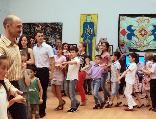 Организаторы и участники выставки рисунков сирийских детей  в Национальном музее Кабардино-Балкарии танцуют на детском джэгу. Нальчик, 12 июля 2013 г. Фото Луизы Оразаевой для "Кавказского узла"