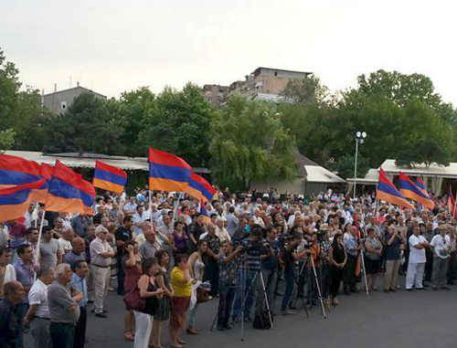Собрание инициативной группы "Предпарламента Армении" на площади Свободы в Ереване 12 июля 2013 г. Фото Инессы Саргсян для "Кавказского узла"