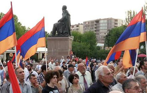 Собрание инициативной группы "Предпарламент Армении" на площади Свободы в Ереване 12 июля 2013 г. Фото Инессы Саргсян для "Кавказского узла"