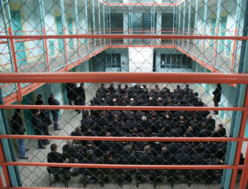Заключенные в тюрьме Глдани. Фото: http://dfwatch.net