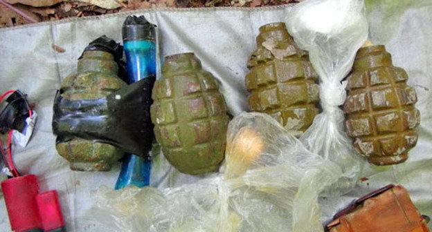 Боеприпасы, найденные в ходе оперативно-разыскных и поисковых мероприятий на территории Урванского района Кабардино-Балкарии. Июнь 2013 г. Фото http://nac.gov.ru/