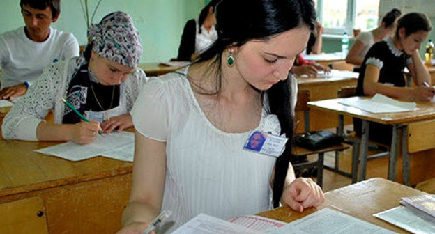 Дагестанские школьники во время ЕГЭ. Фото http://www.riadagestan.ru/