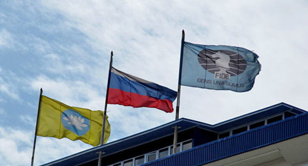Флаги на здании правительства Калмыкии в Элисте. Фото: Rartat, http://commons.wikimedia.org/