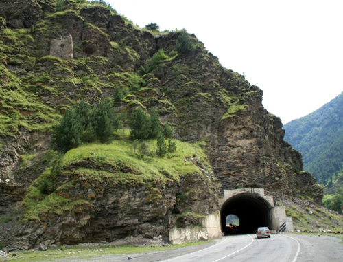 Северная Осетия, Алагирское ущелье, участок Транскавказской магистрали. Фото Тенгиза Мокаева, http://www.nashikurorty.ru