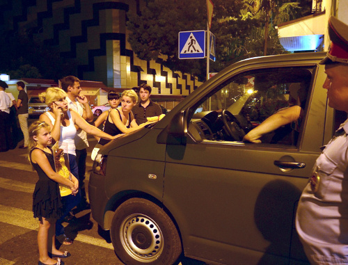 Родственники семилетней девочки и волонтеры блокировали автомобиль, в котором, по их данным, находился ребенок. Сочи, ночь с 17 на 18 июля 2013 г. Фото Романа Шикарева предоставлено автором "Кавказскому узлу".