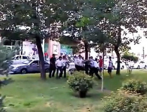 Скриншот видеоролика "Казаки и охрана ТРЦ "Галерея" избивают двух парней". Фото: www.youtube.com