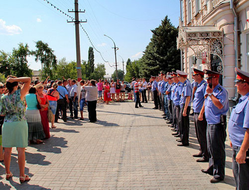 Участники протеста с требованием депортировать из города уроженцев Чечни возле здания городской администрации. Саратовская область, Пугачев, 8 июля 2013 г. Фото Романа Пятакова, http://www.fn-volga.ru/