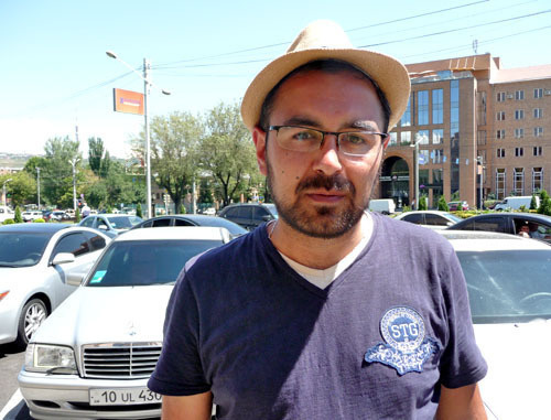Участник пикета Сурен Саакян перед зданием столичной мэрии. Ереван, 30 июля 2013 г. Фото Армине Мартиросян для "Кавказского узла" 

