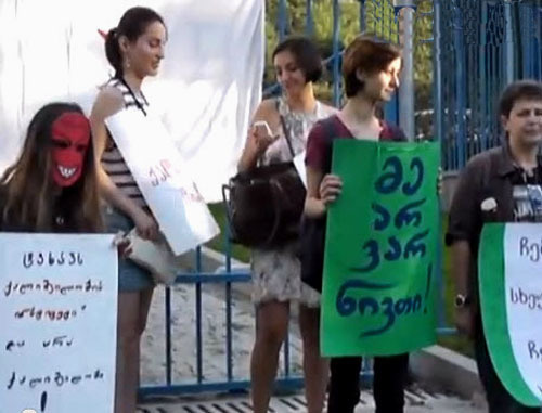 Акция с требованием "закрыть институт девственности". Тбилиси, 30 июля 2013 г. Фото: кадр из видео "Кавказского узла"
