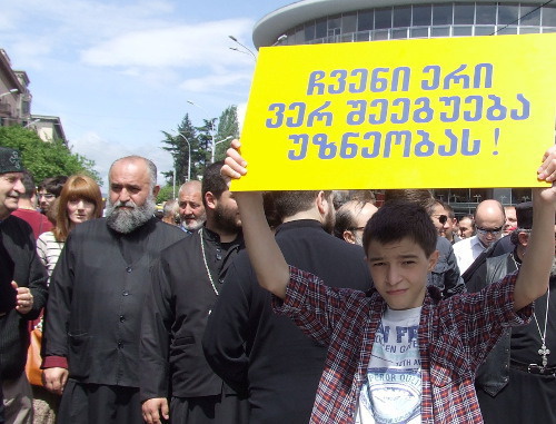 Тбилиси, 17 мая 2013 г. Свяшеннослужители среди участников акции против гей-парадов. Надпись на плакате: "Наша нация не смирится c безнравенностью". Фото Эдиты Бадасян для "Кавказского узла"