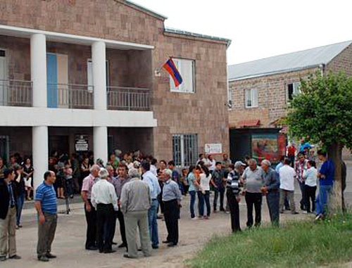 Жители села Прошян у здания сельской администрации. Армения, Котайкская область, июнь 2013 г. Фото: http://www.panorama.am