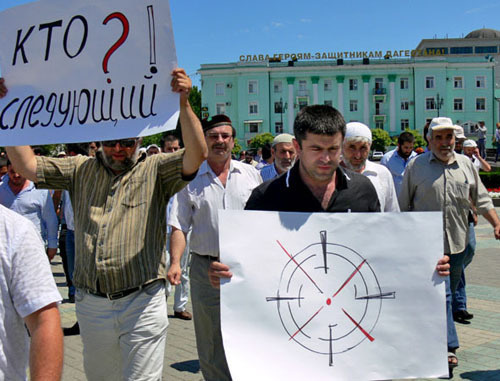 Траурное шествие в связи с убийством журналиста Ахмеднаби Ахмеднабиева. Махачкала, 9 июля 2013 г. Фото Патимат Махмудовой для "Кавказского узла"