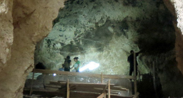 Археологи работают на высоте 40 метров, в культурном слое Азохской пещеры. Нагорный Карабах, Гадрутский район, село Азох, 4 августа 2013 г. Фото Алвард Григорян для "Кавказского узла"