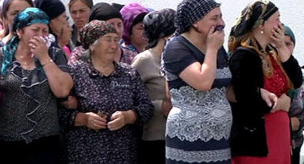 Близкие, друзья и родственники Арсена Шампарова во время похорон в его родном селении Зарагиж. Кабардино-Балкария, 7 августа 2013 г. Фото http://nac.gov.ru/