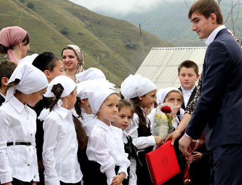 День знаний в школе имени Хусейна Исаева в Итум-Калинском районе. Чечня, 1 сентября 2012 г. Фото http://itum-kali.com/ 

