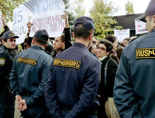 Сотрудники полиции и протестующие. Ереван, 15 ноября 2012 г., акция против приговора четверым активистам АНК. Фото Армине Мартиросян для "Кавказского узла"
