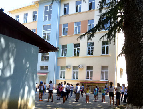 Ученики во дворе школы. Сочи, 28 августа 2013 г. Фото Светланы Кравченко для "Кавказского узла"