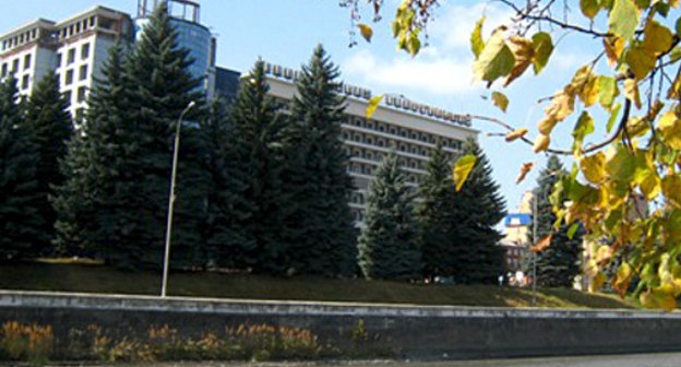 Северная Осетия, Владикавказ. Набережная Терека и здание гостиницы "Владикавказ". Фото: http://osetia.kvaisa.ru