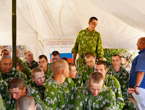 Солдаты-срочники беседуют с членами комиссии, посетившей полигон Ашулук. Астраханская область, 30 августа 2013 г. Фото: http://ast-ombu.ru