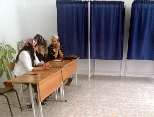 На одном из избирательных участков в Грозном в день голосования на выборах в парламент Чечни. 8 сентября 2013 г. Фото "Кавказского узла"
