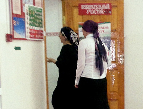 Чечня, Грозный, вход на избирательный участок. 8 сентября 2013 г. Фото "Кавказского узла"
