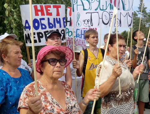 Участники экологического митинга в Абинске 17 августа 2013 г. Фото Натальи Дорохиной для "Кавказского узла"