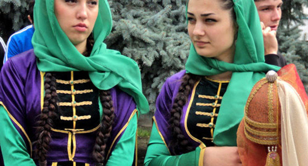 Студенты КБГУ пришли на праздник Дня черкесского костюма в национальных одеждах. Нальчик, 25 сентября 2013 г. Фото Луизы Оразаевой для "Кавказского узла"