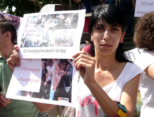 Мариам Саркисян, участница митинга против полицейского произвола, держит плакат с надписью "Лицо полицейского". Ереван, 27 августа 2013 г. Фото Армине Мартиросян для "Кавказского узла"