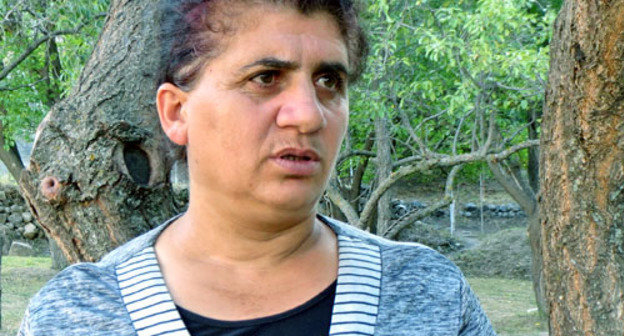 Нарине Мирзоян жалуется, что вынуждена  проживать в разрушенном доме в Цицернаванке. Нагорный Карабах,Кашатагский район, 13 сентября 2013 г. Фото Алвард Григорян для "Кавказского узла" 