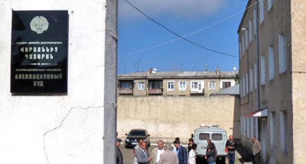 Родные подсудимых во дворе Апелляционного суда. Нагорный Карабах, Степанакерт, 27 сентября 2013 г. Фото Алвард Григорян для "Кавказского узла"