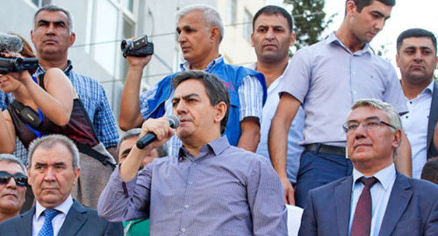 Выступление Али Керимли (в центре) во время митинга оппозиции. Баку, 22 сентября 2013 г. Фото Азиза Каримова для «Кавказского узла»