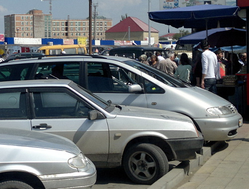 Автомобили у Центрального рынка в Грозном, Чечня, август 2013 г. Фото "Кавказского узла"