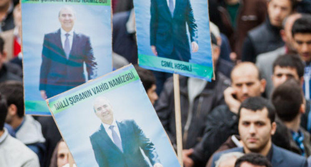 Плакаты с изображением Джамиля Гасанли во время митинга. Баку, 5 октября 2013 г. Фото Азиза Каримова для "Кавказского узла"