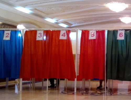 Кабинки для голосования на избирательном участке №18 в Баку. 9 октября 2013 г. Фото Григория Шведова для "Кавказского узла"