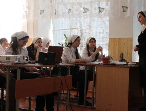 Старшеклассницы на уроке в школе. Фото: grozny42.ru