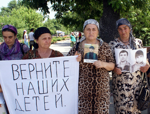 Чечня, Грозный 1 июня 2010 г. Пикет женщин, чьи родственники пропали без вести с 2000 по 2010 год. Фото: http://www.memo.ru