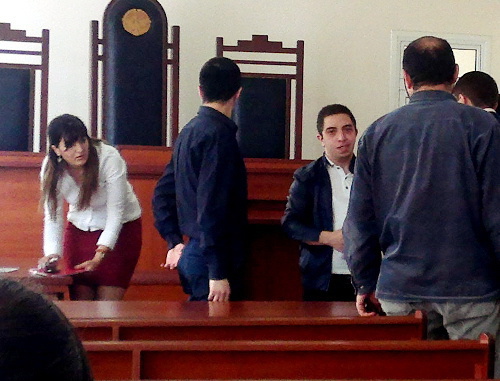 Давид Барсегян (второй слева) и Рафаел Авакян после заседания Апелляционного суда Нагорного Карабаха 13 сентября 2013 г. Фото Алвард Григорян для "Кавказского узла"