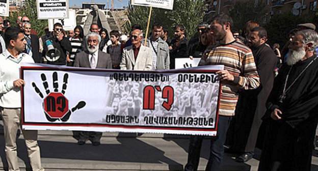 Участники шествия против "гендерного" закона. Ереван, 16 октября 2013 г. Фото: © PanARMENIAN Photo / 
Hrant Khachatryan