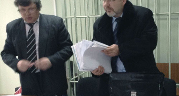 Станислав Дмитриевский (слева) во время судебного заседания в Дзержинском районном суде Нижегородской области. Фото: http://yhrm.org/