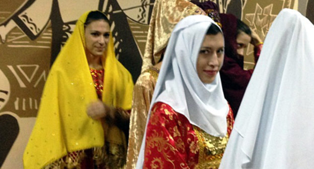 На выставке дагестанского костюма в Махачкале 22 октября 2013 г. Фото Махача Ахмедова для "Кавказского узла"