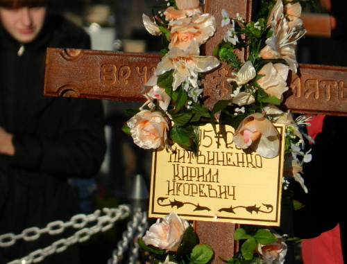 Крест на могиле Кирилла Литвиненко, погибшего при взрыве в рейсовом автобусе. Волгоград, 24 октября 2013 г. Фото Татьяны Филимоновой для "Кавказского узла"