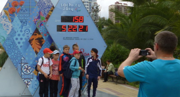 Школьники позируют фотографу у Олимпийских часов в Сочи. 30 сентября 2013 г. Фото Светланы Кравченко для "Кавказского узла"