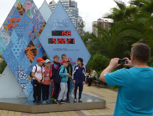 Школьники позируют фотографу у Олимпийских часов в Сочи. 30 сентября 2013 г. Фото Светланы Кравченко для "Кавказского узла"