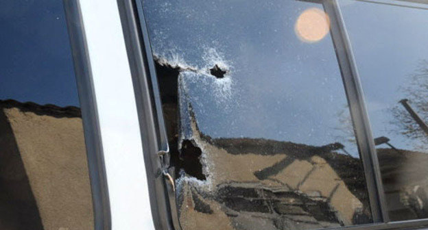 Следы от пуль на стекле автомобиля. Фото http://nac.gov.ru/