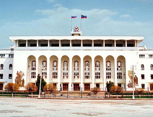Дом правительства республики Дагестан. Фото: АбуУбайда, http://commons.wikimedia.org/