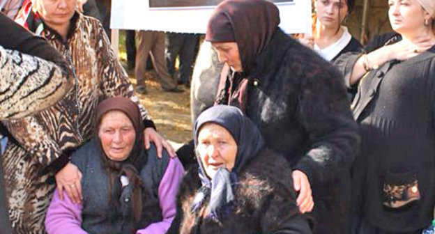 Родственники Хасана Хубиева во время акции в с требованием прекратить избиения задержанного. Черкесск, 31 октября 2013 г. Фото Марии Дзукаевой